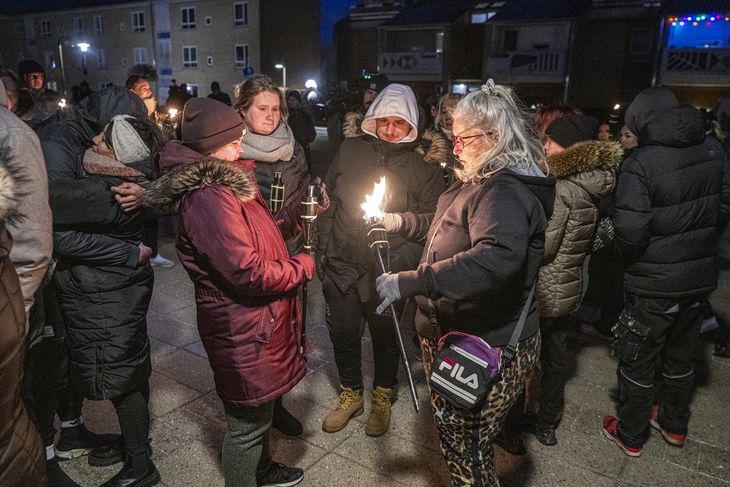Områdets beboere havde arrangeret fakkeltog i Taastrup aftenen efter drabene. Foto: Kenneth Meyer