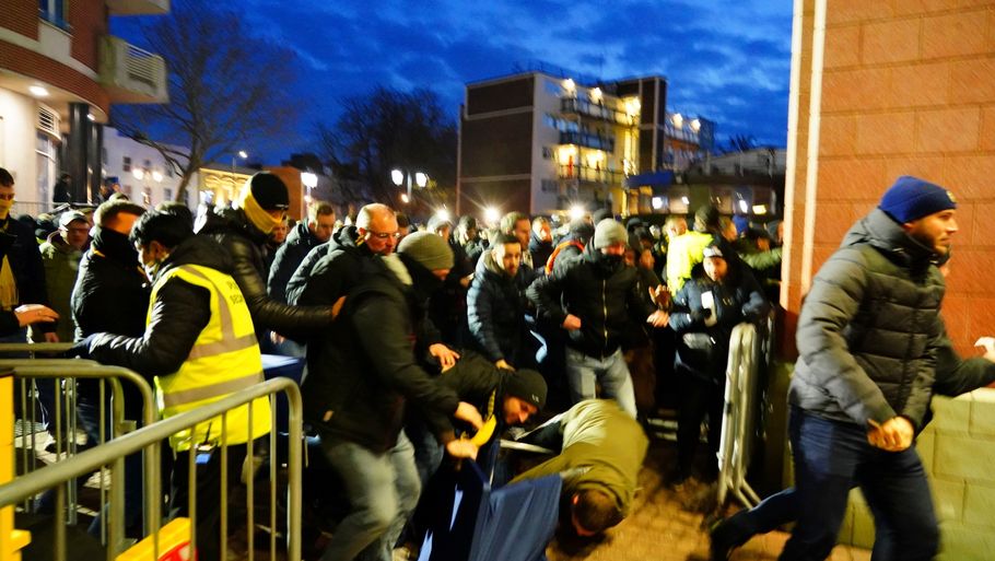 Det gik vildt for sig foran Stamford Bridge, efter flere Dortmund-fans brød gennem barriererne. Foto: Javier Garcia/Shutterstock/Ritzau Scanpix