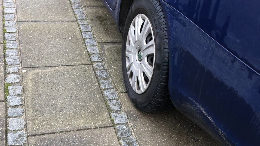 Som udgangspunkt er parkering på fortov ulovligt – også selv om du gør det, så der er mere plads på vejen i villakvarteret. Foto: Malte Abildgaard Christensen, Videncentret Bolius