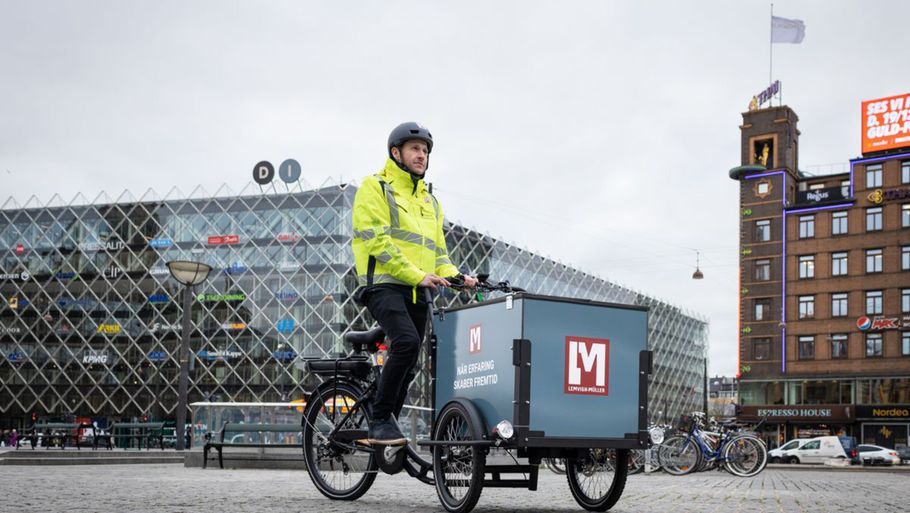Casper Ryltoft, kørende sælger hos Lemvigh-Müller, har skiftet bilen ud med el-ladcykel, når han skal rundt byens byggepladser. PR-foto