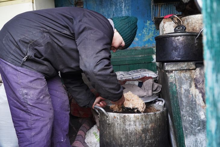 Iryna laver otte kilo grød om dagen til hundene. Foto: Stefan Weichert
