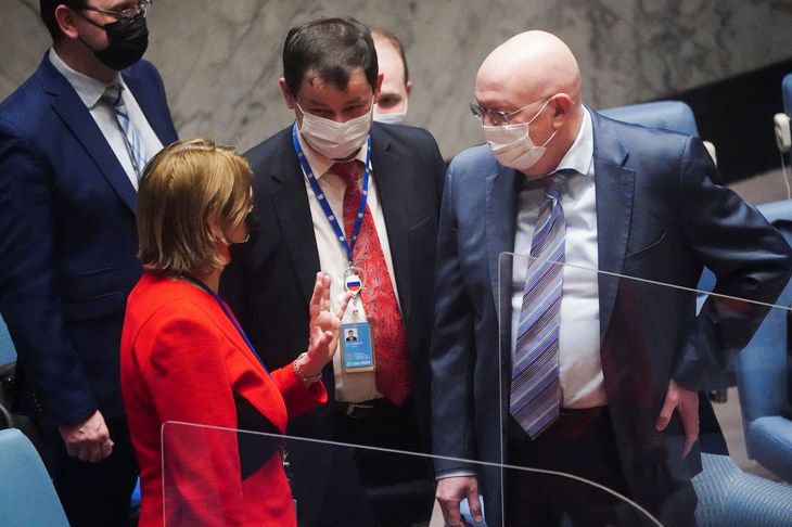 Leder af Ruslands FN-mission, Dmitrij Poljanskij (i midten), siger, at Rusland vil dele sin korrespondance om efterforskningen af sabotage på Nord Stream 1 og 2 med FN's Sikkerhedsråd. (Arkivfoto). Foto: Carlo Allegri/Reuters