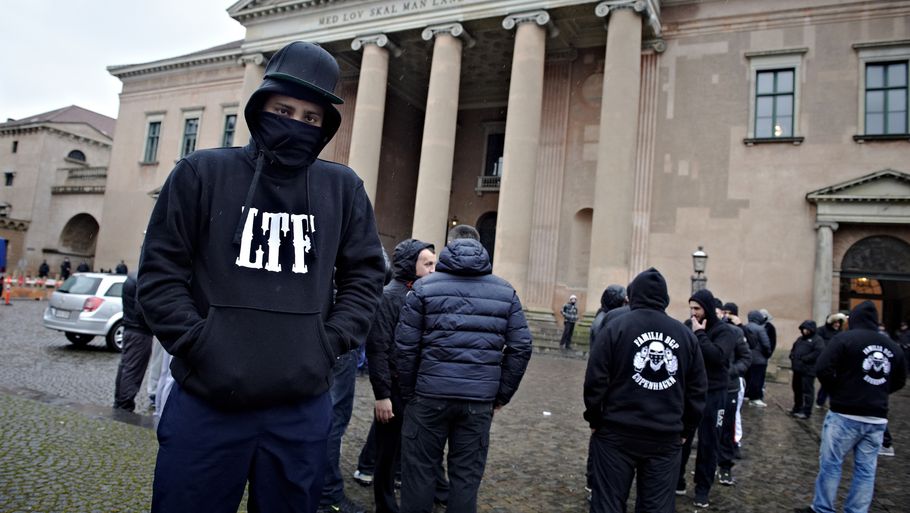 Et maskeret bandemedlem ved Københavns Byret ved en af de utallige sager, hvor medlemmer har været tiltalt. Foto: Tariq Mikkel Khan