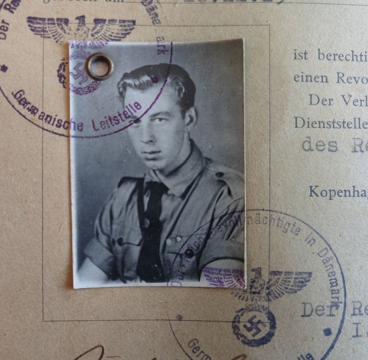 Rudolf Lund fotograferet i en SA-uniform. Billedet er vedhæftet et dokument, der tillader Rudolf Lund våbenbesiddelse. Foto: Besættelsesmuseet