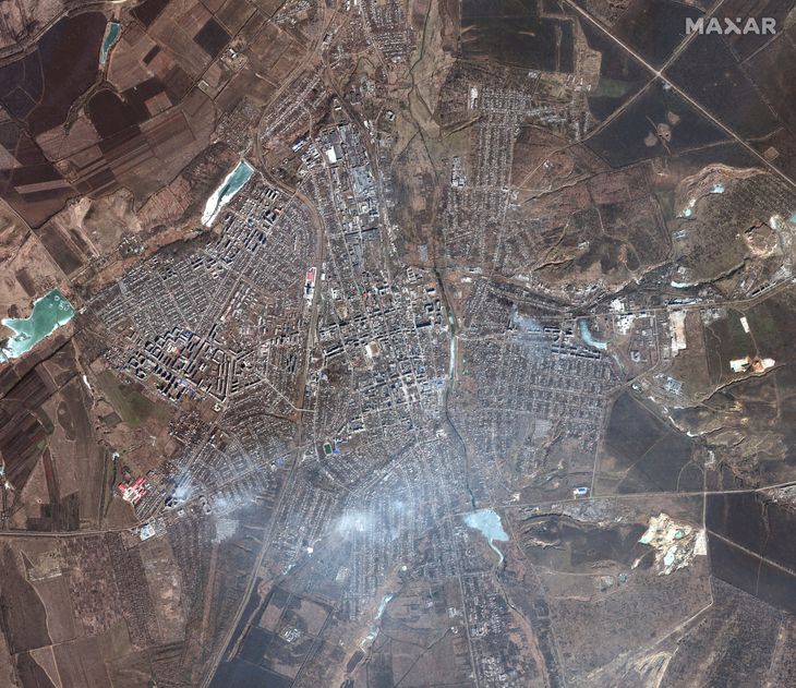 Satelit billede fra Bakhmut. Lidt til højre fra midten kan man se den flod, som har skabt den nye frontlinje. Foto: MAXAR TECHNOLOGY/Ritzau Scanpix.