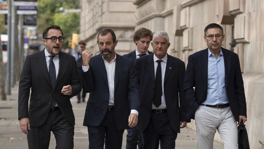 Sandro Rosell (nr. to fra venstre) og Josep Maria Bartomeu (yderst til højre) var sidste år i retten sammen i forbindelse med Neymars transfer fra Santos til Barcelona. De er anklaget for korruption. Foto: David Zorrakino/Ritzau Scanpix