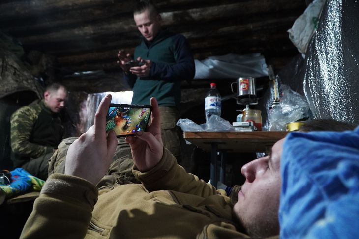 Soldaterne fordriver ofte ventetiden med at spille spil på deres mobiltelefoner. Foto: Stefan Weichert