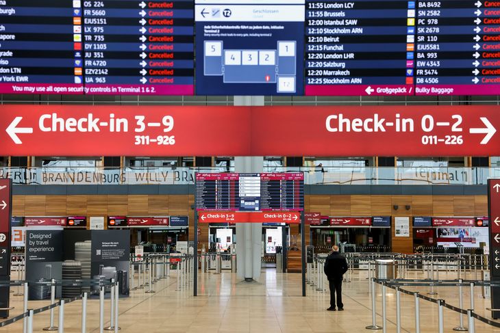 Der er ingen flyafgange fra lufthavnene i Berlin, Bremen og Hamborg mandag. Foto: Christian Mang, Ritzau Scanpix