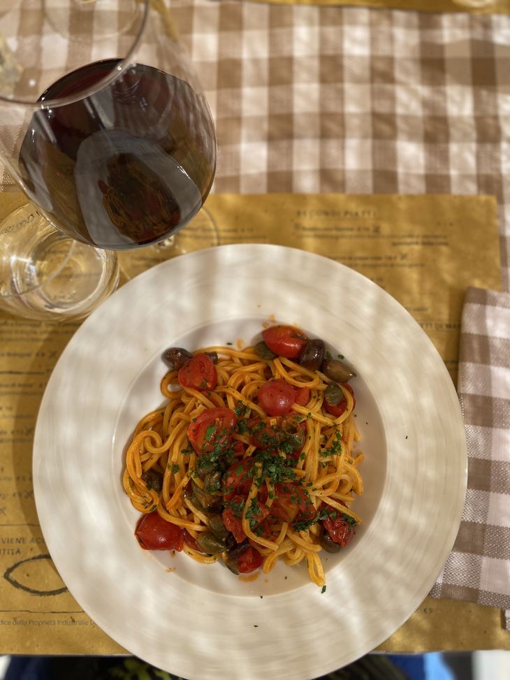 Spaghetti og rødvin - på den rigtige måde. Foto: Sophie Schou Jensen