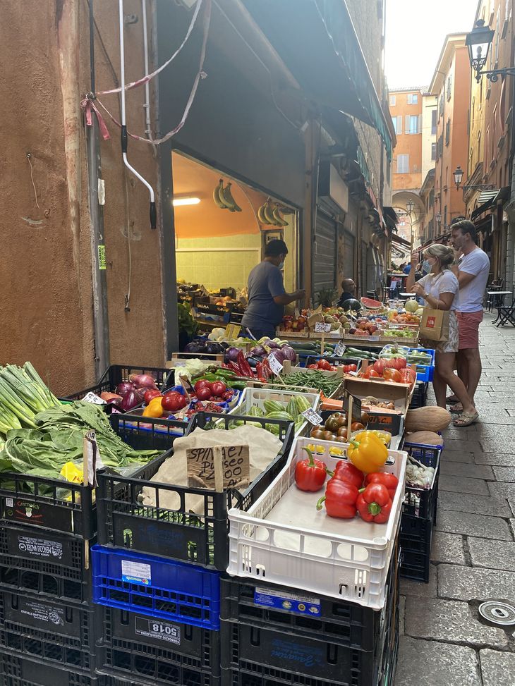 Lokale småmarkeder fylder byens gader. Foto: Sophie Schou Jensen