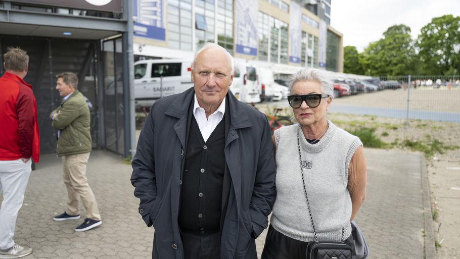 Niels-Christian Holmstrøm og samleveren Jeanette Rossing på den røde løber til FCK-guldfest i Parken i 2022. Foto: Anthon Unger