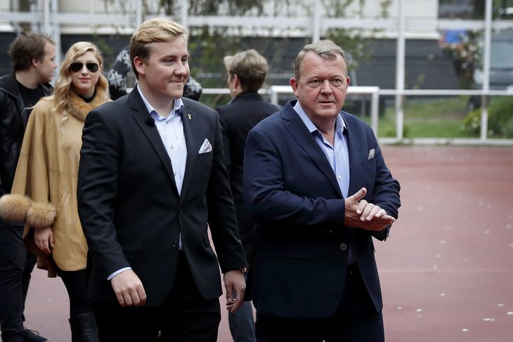 Lars og Bergur Løkke Rasmussen på vej til at stemme ved Europaparlamentsvalget. Foto: Jens Dresling