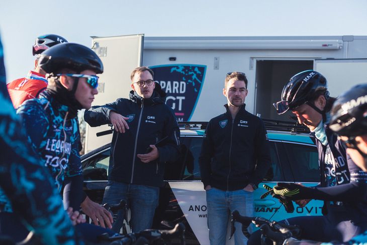 Sebastian Andersen inspirerer tropperne hos Leopard TOGT Pro Cycling: Foto: Felix Fellusch