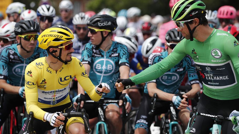 Michael Matthews i den grønne pointtrøje i snak med Julian Alaphilippe før en etape i Tour de France i 2021. Foto: Benoit Tessier/Reuters/Ritzau Scanpix