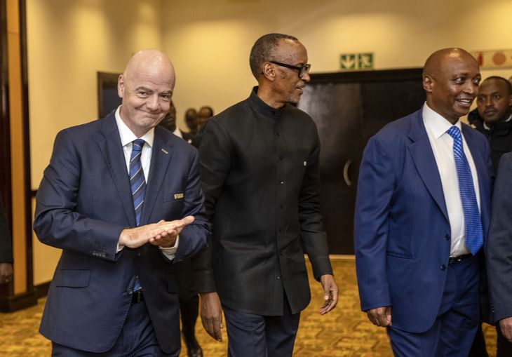 Patrice Motsepe yderst til højre sammen med Rwandas præsident, Paul Kagame, og Gianni Infantino. Foto: Tariq Mikkel Khan