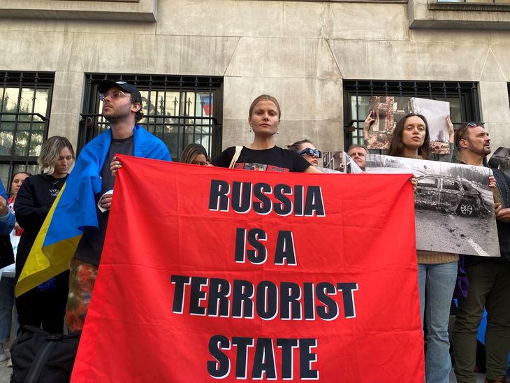 Daria Kolomiec til en demonstration foran den russiske ambassade i New York City. Foto: Ditte Lynge