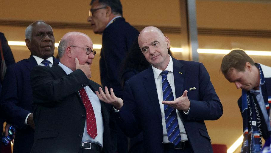 Jesper Møller var fremme i lyset under VM i Qatar. Her i samtale med FIFA's præsident, Gianni Infantino, som muligvis ikke forstår DBU-formandens nordjyske humor. Foto: Ritzau Scanpix