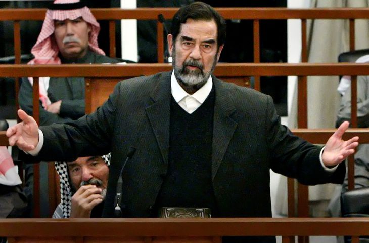 Saddam Hussein i retssagen i 2006. Han endte med at blive dømt og henrettet. Foto: Ritzau Scanpix.