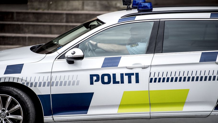 Politiet sad klar til at undersøge den 20-årige bilist. Foto: Mads Claus Rasmussen/Ritzau Scanpix