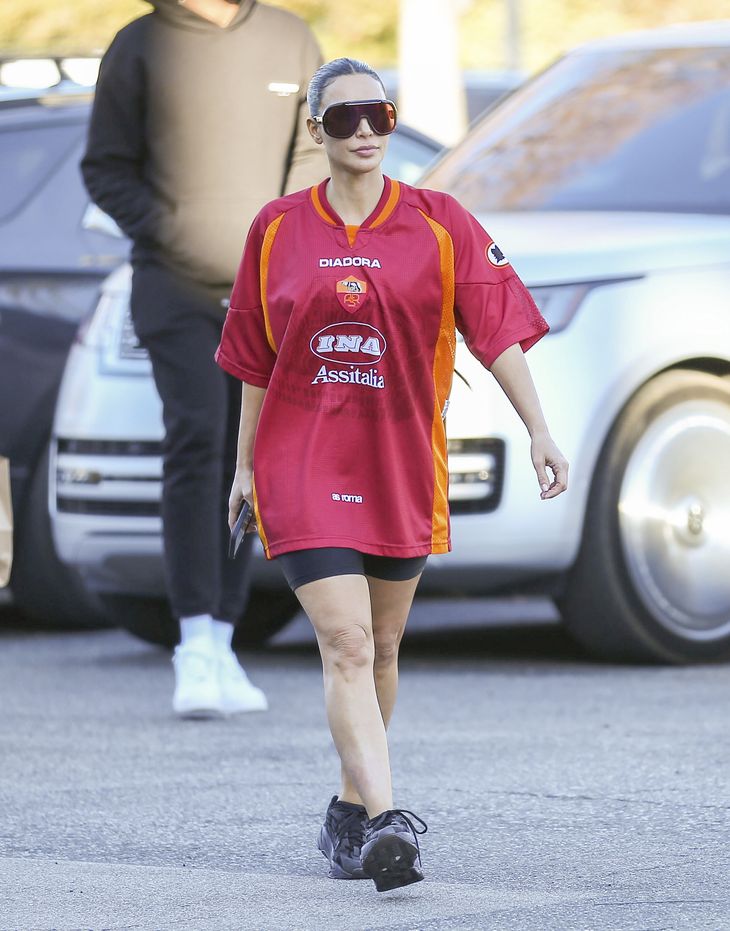 Kim Kardashian iført en AS Roma-trøje i januar på gaden i Los Angeles. Foto: Bellocqimages/Ritzau Scanpix