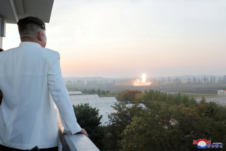 Nordkoreas nyhedsbureau, KCNA, har bragt en officiel billedserie af Kim Jong Un, der betragter landets missiler blive affyret. Foto: KCNA