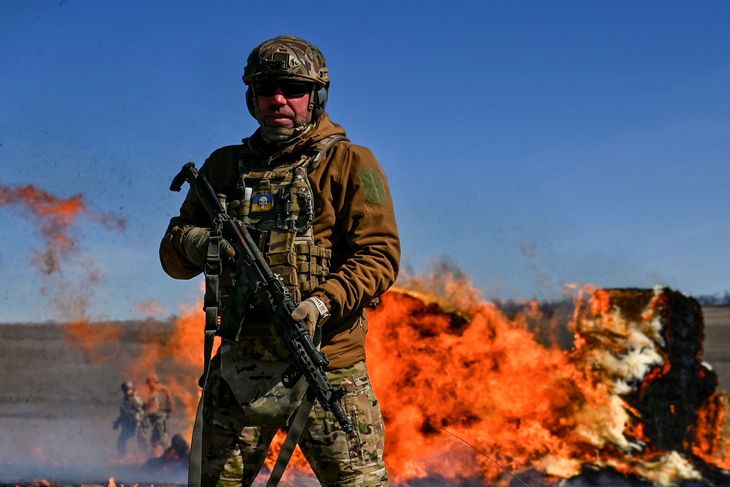Ukrainsk soldat ved militærøvelse under et russisk angreb i Zaporizjzja-regionen, som er hjemsted for Europas største atomkraftværk og en af de fire regioner, som russerne hævder at have indlemmet og gjort til en del af Rusland. Foto: Stringer/Reuters