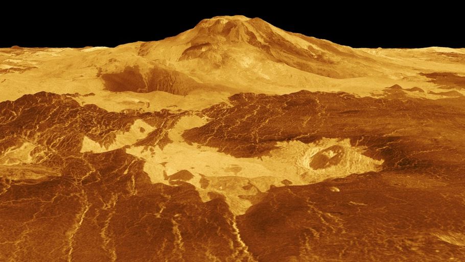 Det er på en af Venus' største vulkaner, Maat Mons, der for første gang er spottet vulkanaktivitet på planeten. Det computergenererede billede viser Maat Mons, som tårner fem kilometer op over de omkringliggende sletter. (Foto: NASA, JPL-Caltech)