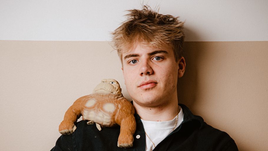 19-årige Frederik Feldt har stor succes med sit abe-legetøj - specielt på de sociale medier er man vilde med legetøjet. Foto: Jonathan Damslund