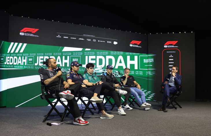Lewis Hamilton mente alt det modsatte af, hvad der var sagt af pæne ord om begivenheden i Jeddah - uden at ville uddybe. Foto: Ahmed Yosri/Ritzau Scanpix