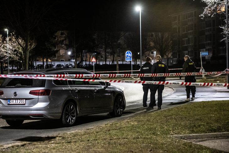 Ofret blev fundet liggende livløs fredag aften. En 56-årig mand blev kort efter anholdt og sigtet for manddrab. Foto: Per Rasmussen
