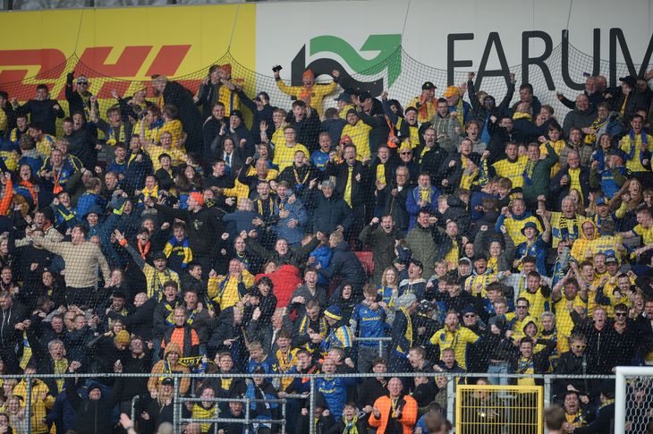 Brøndby-fansene kunne juble i Farum på trods af et nederlag efter det sene drama i Silkeborg. Foto: Linda Johansen