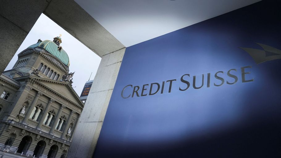 Credit Suisses logo ses foran det schweiziske parlament i Bern. Ifølge Financial Times har UBS fordoblet sit bud på den kriseramte bank til godt to milliarder dollar. Foto: Denis Balibouse/Reuters
