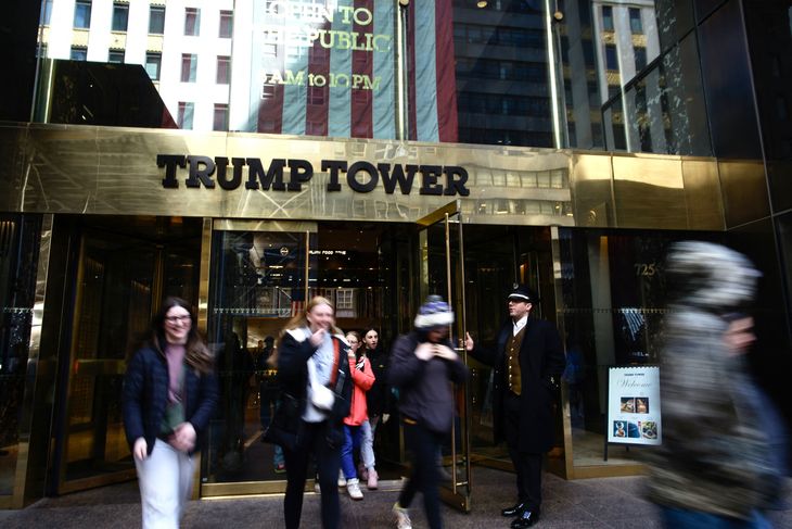 Søndag var der ikke et ekstra stort sikkerhedsopbud foran Trumps lejlighed. Tværtimod kunne turister - som altid - gå ind og ud af Trump Tower. Foto: Ritzau Scanpix