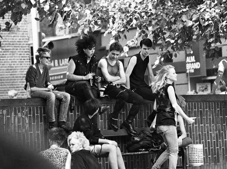 Punkmiljøet spirede i 1980'erne i Danmark, og en del af det talte de såkaldte punkere, der klædte sig alternativt og havde meget opfindsomme frisurer. Her punkere på Gammel Torv i København. Foto: Ole Henning Hansen/POLFOTO  