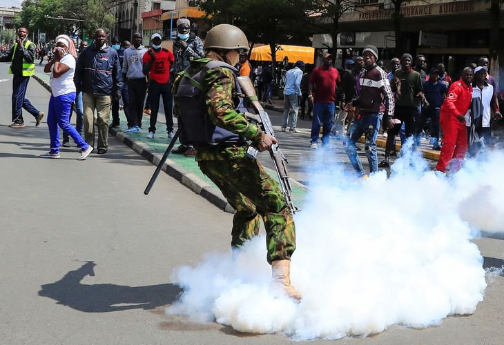 Tåregassen fyldte Nairobis gader under urolighederne. Foto: Thomas Mukoya/Reuters 