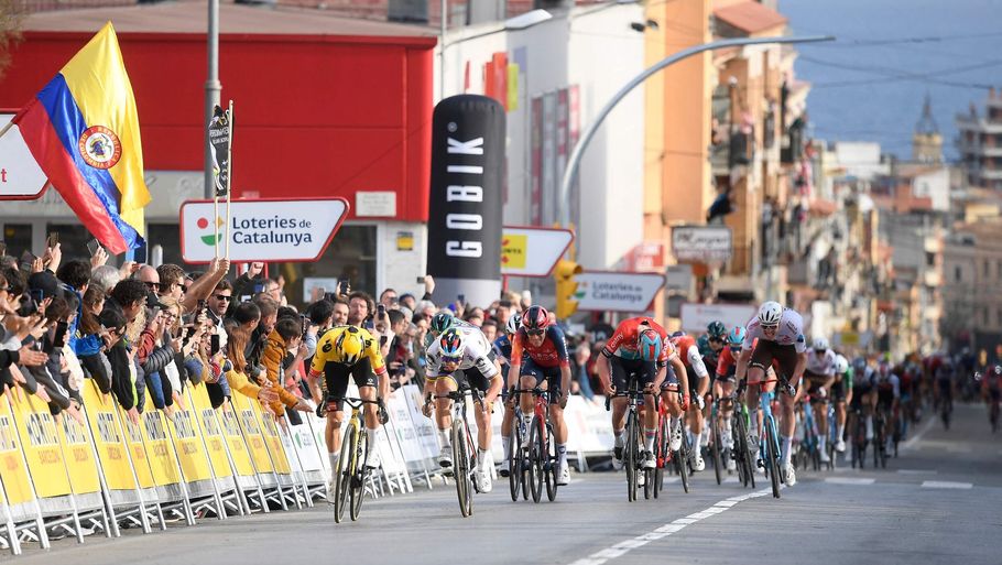 Et voldsomt styrt satte sit præg på 1. etape af Catalonien Rundt, som Primoz Roglic vandt foran Remco Evenepoel. Foto: Josep Lago/Ritzau Scanpix