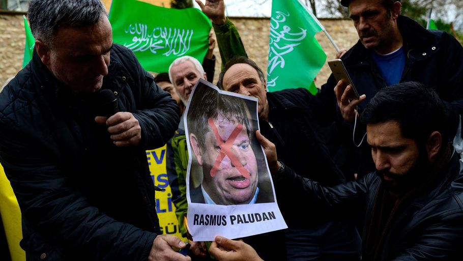 Paludans koranafbrændinger blev en del af et storpolitisk spil om muligt svensk Nato-medlemskab. Her brænder demonstranter billeder af Paludan foran det svenske generalkonsulat i Istanbul, Tyrkiet, i slutningen af januar. Foto: Yasin Akgul/Ritzau Scanpix