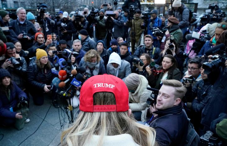 Et kvindeligt medlem af New York Young Republicans, som havde arrangeret demonstrationen, havde de fremmødte journalisters fulde opmærksomhed. Foto: Ritzau Scanpix
