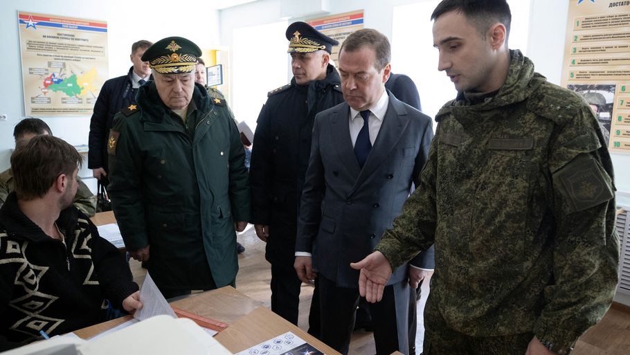 Medvedev under et besøg på et rekrutteringskontor i Skt. Petersborg i marts. Foto: Ritzau Scanpix