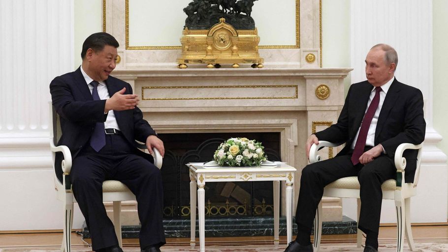 Ruslands præsident, Vladimir Putin (til højre), tog mandag imod Kinas præsident, Xi Jinping (til venstre), i Moskva. Foto: Sergei Karpukhin/Ritzau Scanpix