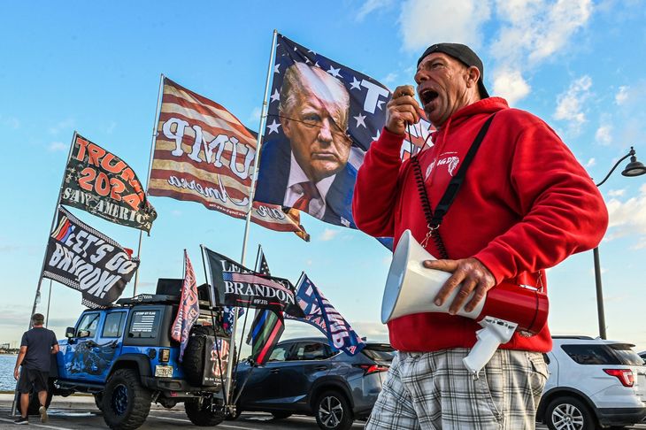 Trump-støtter foran Mar-a-Lago tirsdag. Foto: Giorgio Viera/Ritzau Scanpix