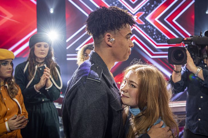 Samuel var klar med trøst, da Clara Nedergaard måtte forlade 'X Factor' fredag. Foto: Kenneth Meyer