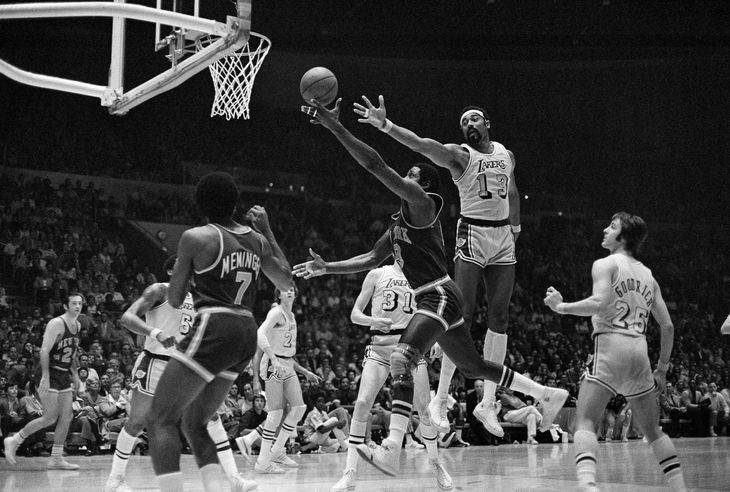 Willis Reed i kamp for for New York Knicks i 1973. Her scorer han mod Los Angeles Lakers i finaleserien. De to hold mødtes også i 1970 i en direkte duel om NBA-titlen. Foto: Ritzau Scanpix