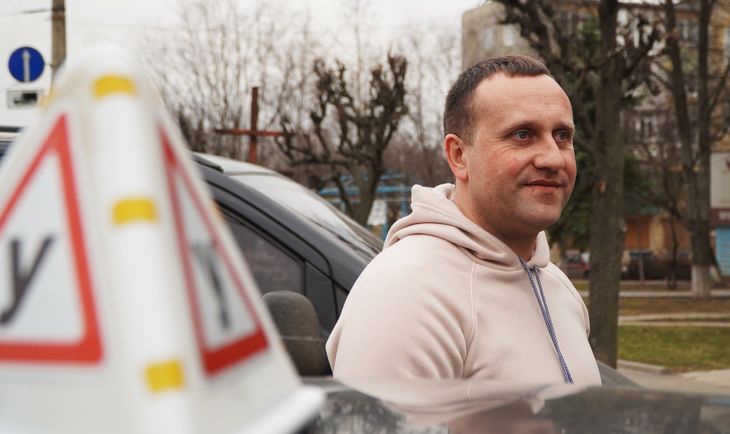 37-årige Ivan Kachanovich arbejder hos køreskolen Lyder. Han siger, at der er masser at lave i øjeblikket. Der er stadig mange, der vil have taget kørekort. Foto: Stefan Weichert