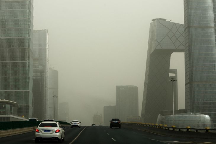 Beijing er indhyllet i forurening som følge af sandstorme. Foto: Tingshu Wang/Reuters/Ritzau Scanpix