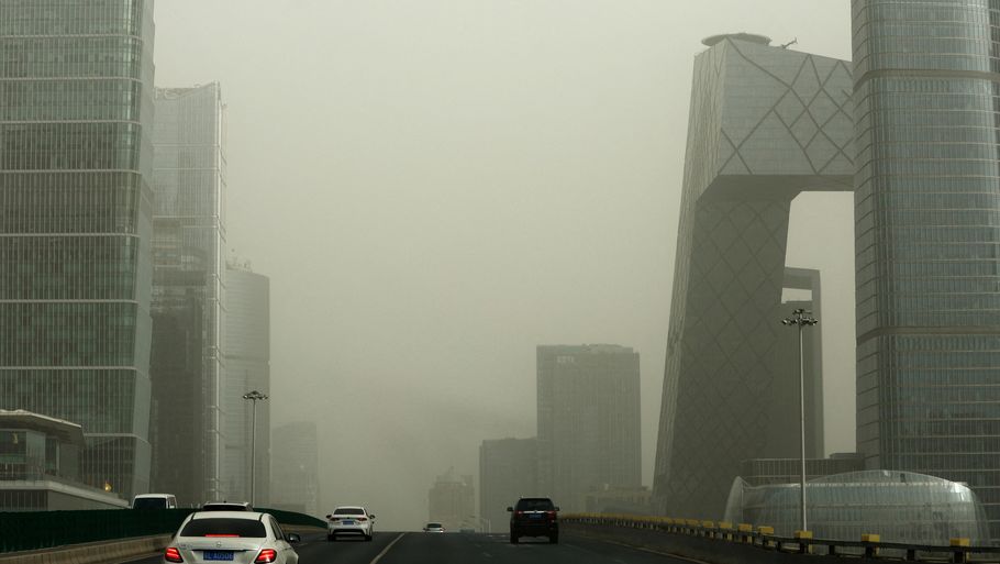 Beijing er indhyllet i forurening som følge af sandstormen. Foto: Tingshu Wang/Reuters/Ritzau Scanpix