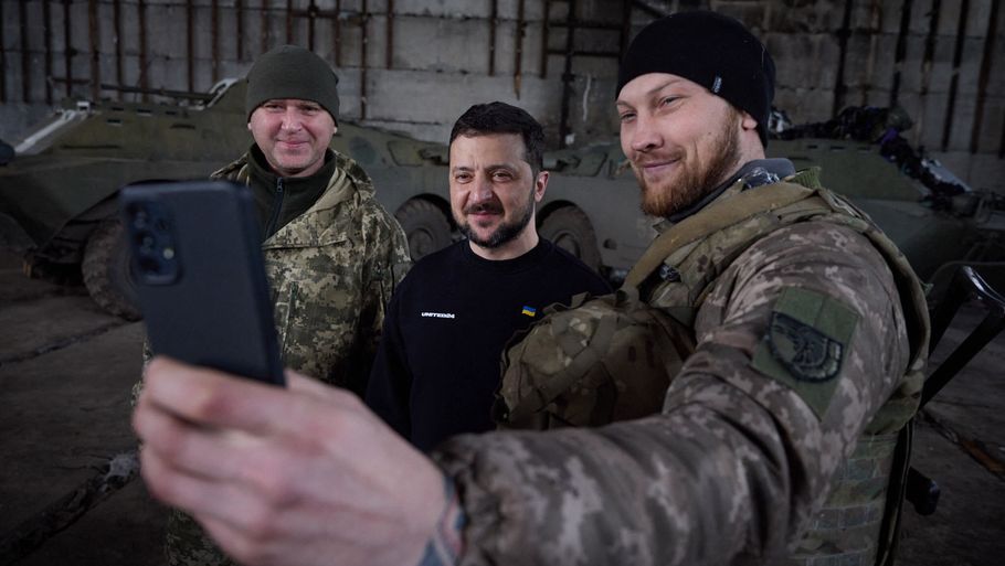 Præsident Volodymyr Zelenskyj har angiveligt besøgt ukrainske soldater nær frontlinjen ved Bakhmut.
 Foto: Handout/Ritzau Scanpix