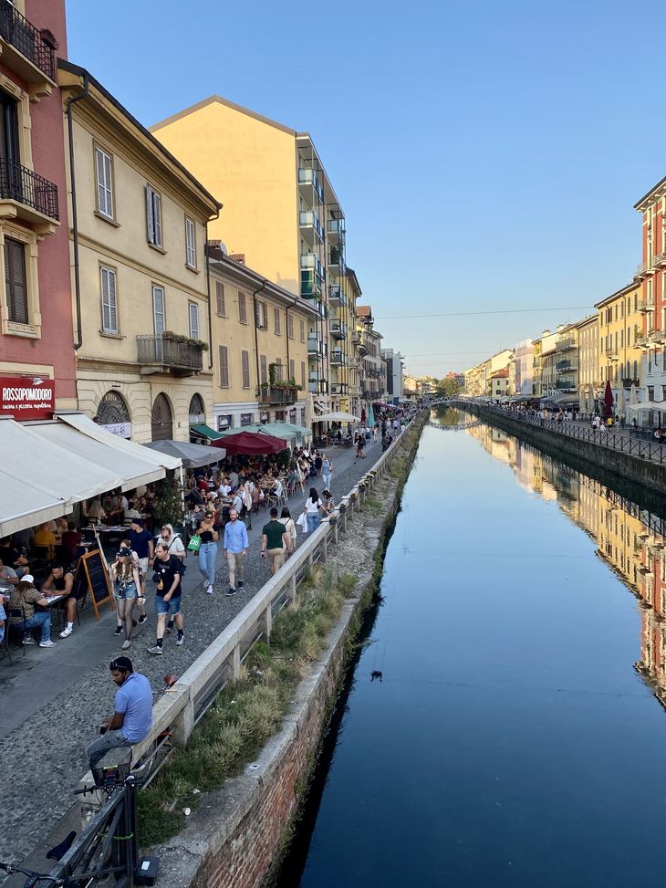 Det emmer af liv langs Milanos kanaler. Foto: Sophie Schou Jensen
