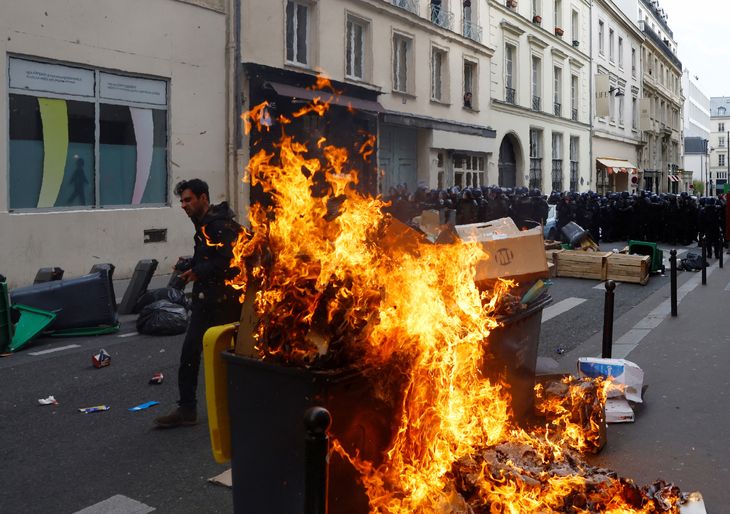 Demonstranterne sætter blandt andet ild til skraldespande i de franske gader. Foto: GONZALO FUENTES/Ritzau Scanpix