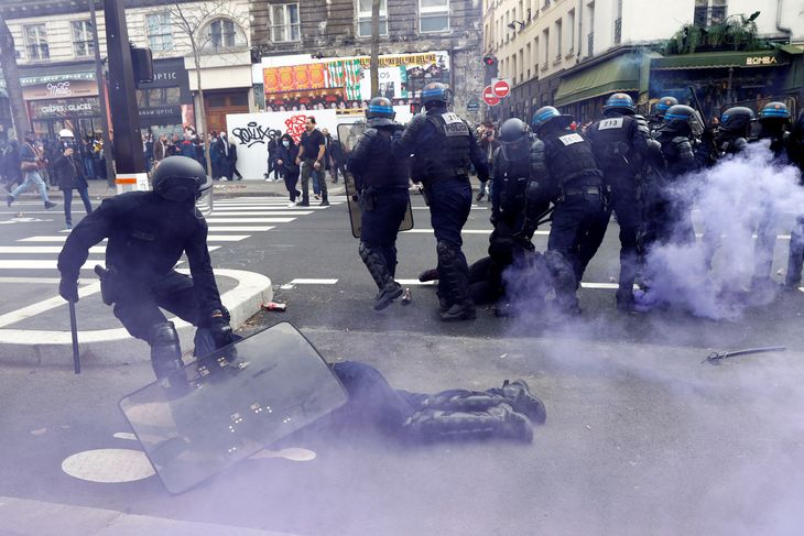 Kampklædt politi i karambolage med demonstranter. Foto: Ritzau Scanpix/Gonzalo Fuentes